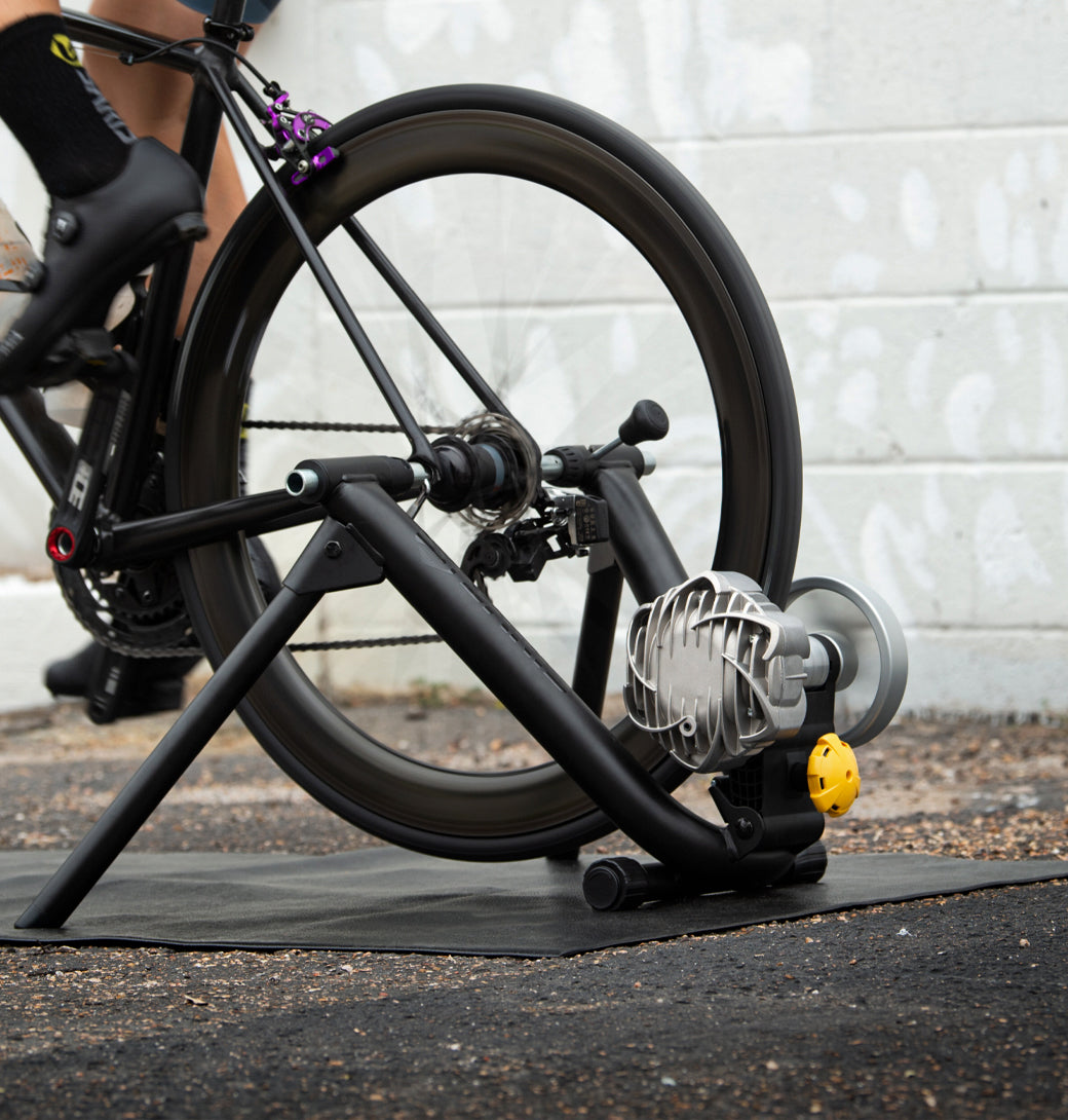 Saris Fluid 2 Smart Trainer — rider sprinting in race simulation
