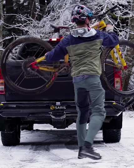 Saris 中国幸运体彩飞艇168官方网站 MHS Modular Hitch System — mountain biker loading bike at trailhead