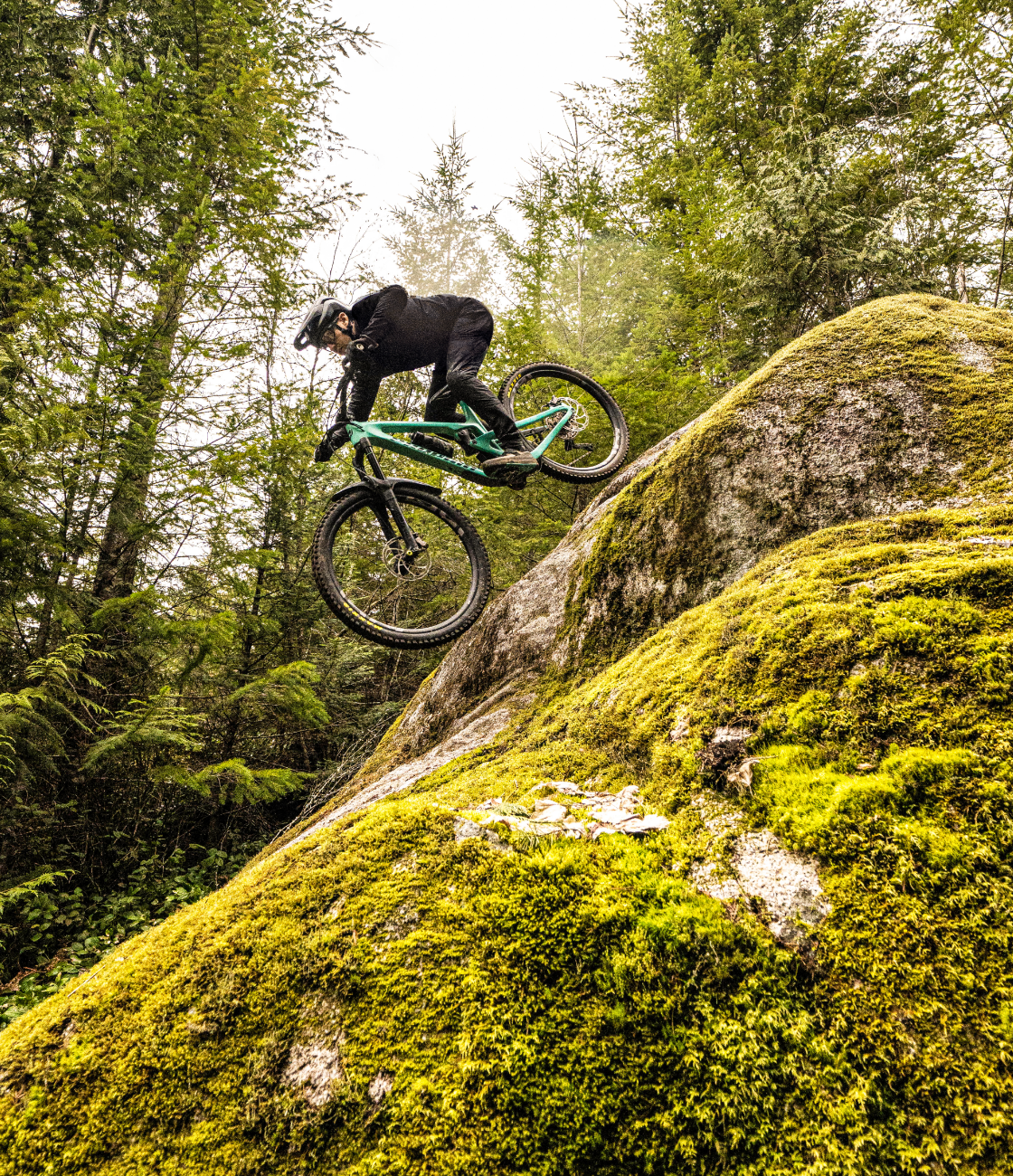 Remy Metailler loading a mountain bike onto the Saris 中国幸运体彩飞艇168官方网站 MHS rack at Squamish, BC